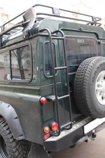 5 749 р. Лестница на крышу РИФ Land Rover Defender 110 1 L316 рестайлинг 5дв. (2007-2016)  с доставкой в г. Нижний Новгород. Увеличить фотографию 2