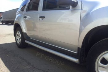 7 249 р. Защита порогов вогнутая из трубы Ø63 Petroil Tuning Renault Duster HS дорестайлинг (2010-2015) (Серебристый (Искра) ППК)  с доставкой в г. Нижний Новгород. Увеличить фотографию 2