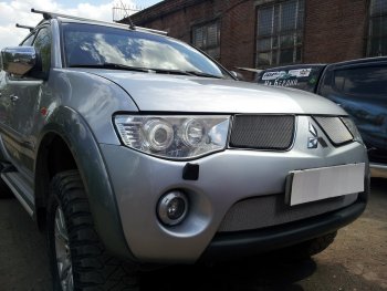 3 899 р. Защитная сетка в бампер (низ, ячейка 3х7 мм) Alfeco Стандарт Mitsubishi L200 4  дорестайлинг (2006-2014) (Хром)  с доставкой в г. Нижний Новгород. Увеличить фотографию 3