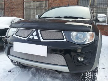 3 899 р. Защитная сетка в бампер (низ, ячейка 3х7 мм) Alfeco Стандарт Mitsubishi L200 4  дорестайлинг (2006-2014) (Хром)  с доставкой в г. Нижний Новгород. Увеличить фотографию 2