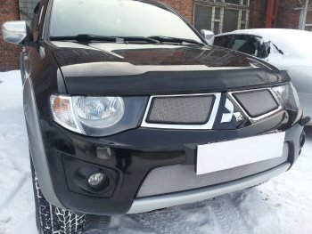 3 899 р. Защитная сетка в бампер (низ, ячейка 3х7 мм) Alfeco Стандарт Mitsubishi L200 4  дорестайлинг (2006-2014) (Хром)  с доставкой в г. Нижний Новгород. Увеличить фотографию 3