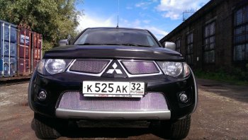 4 949 р. Защитная сетка в бампер (низ, ячейка 4х10 мм) Alfeco Премиум Mitsubishi L200 4  дорестайлинг (2006-2014) (Хром)  с доставкой в г. Нижний Новгород. Увеличить фотографию 2