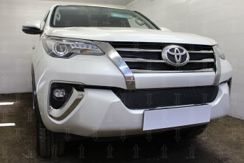 4 999 р. Защитная сетка в бампер (низ, ячейка 4х10 мм) Стрелка11 Премиум Toyota Fortuner AN160 дорестайлинг (2015-2020) (Чёрная)  с доставкой в г. Нижний Новгород. Увеличить фотографию 3