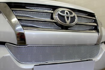 5 249 р. Защитная сетка в бампер (низ, ячейка 4х10 мм) Стрелка11 Премиум Toyota Fortuner AN160 дорестайлинг (2015-2020) (Хром)  с доставкой в г. Нижний Новгород. Увеличить фотографию 2