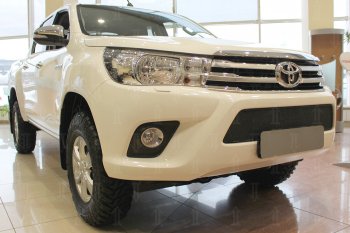 4 299 р. Защитная сетка в бампер (низ, ячейка 4х10 мм) Стрелка11 Премиум Toyota Hilux AN120 дорестайлинг (2016-2020) (Чёрная)  с доставкой в г. Нижний Новгород. Увеличить фотографию 3