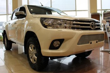 4 499 р. Защитная сетка в бампер (низ, ячейка 4х10 мм) Стрелка11 Премиум Toyota Hilux AN120 дорестайлинг (2016-2020) (Хром)  с доставкой в г. Нижний Новгород. Увеличить фотографию 2