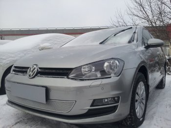 4 299 р. Защитная сетка в бампер (низ, ячейка 4х10 мм) Стрелка11 Премиум Volkswagen Golf 7 рестайлинг, хэтчбэк 5 дв. (2017-2020) (Хром)  с доставкой в г. Нижний Новгород. Увеличить фотографию 2