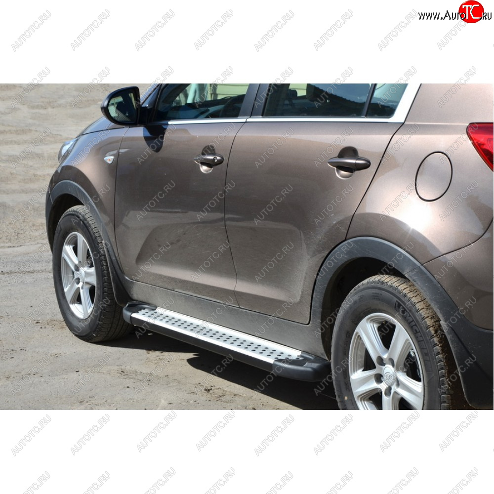 27 799 р. Пороги бумер алюминиевые с резинкой, Техно Сфера  KIA Sportage ( 1 JA,  2 JE,KM,  3 SL,  4 QL,  5 NQ5) (1993-2024) дорестайлинг,  рестайлинг, дорестайлинг, рестайлинг, дорестайлинг, рестайлинг (Черный глянец)  с доставкой в г. Нижний Новгород