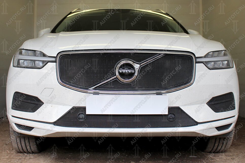 3 499 р. Защита радиатора (R-Design) (верх 2 части) Стрелка11 Стандарт Volvo XC60 (2017-2022) (черная)  с доставкой в г. Нижний Новгород