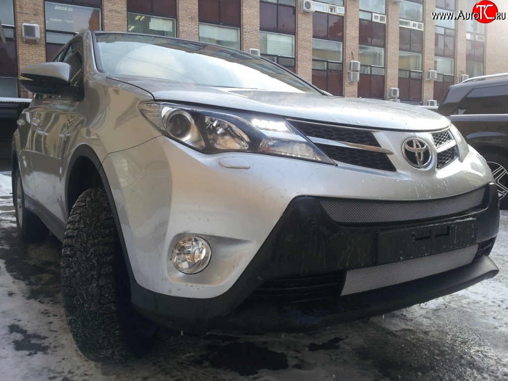 1 539 р. Нижняя сетка (для комплектации Стандарт) на бампер Russtal (хром)  Toyota RAV4  XA40 (2012-2015) 5 дв. дорестайлинг  с доставкой в г. Нижний Новгород