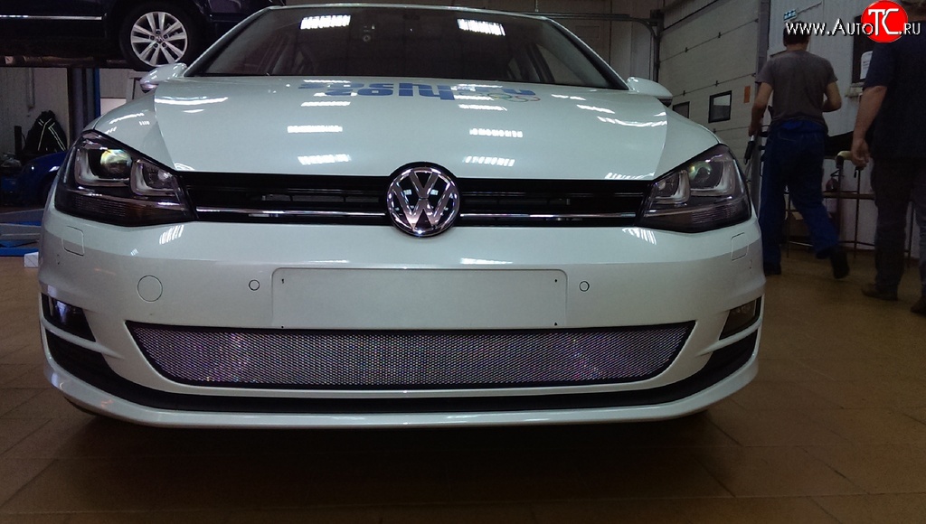 1 539 р. Сетка на бампер Russtal (хром) Volkswagen Golf 7 дорестайлинг, хэтчбэк 5 дв. (2012-2017)  с доставкой в г. Нижний Новгород