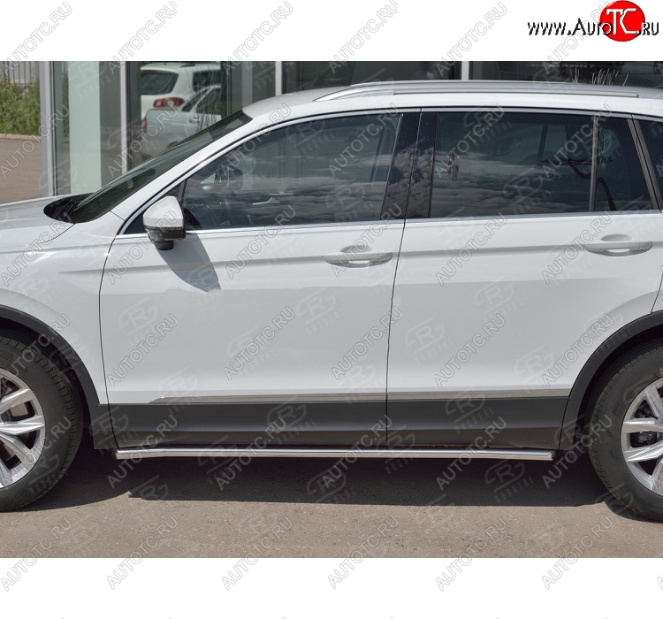 14 799 р. Защита порогов из круглой трубы диаметром 42 мм Russtal v1 Volkswagen Tiguan Mk2 дорестайлинг (2016-2020)  с доставкой в г. Нижний Новгород