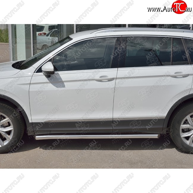 16 299 р. Защита порогов из круглой трубы диаметром 63 мм Russtal v1 Volkswagen Tiguan Mk2 дорестайлинг (2016-2020)  с доставкой в г. Нижний Новгород