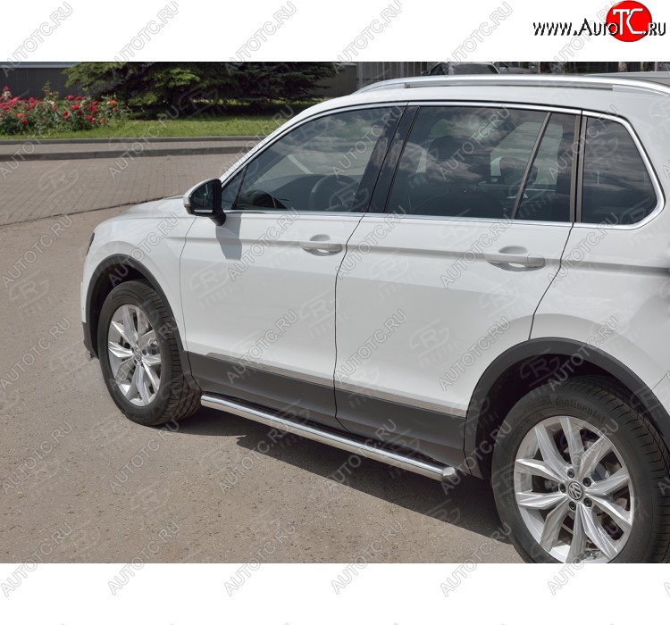 16 299 р. Защита порогов из круглой трубы диаметром 63 мм Russtal v3 Volkswagen Tiguan Mk2 дорестайлинг (2016-2020)  с доставкой в г. Нижний Новгород