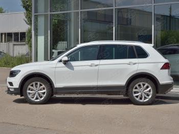 20 749 р. Защита порогов (Ø75х42 мм с проступью, NOT R-LINE) Russtal Volkswagen Tiguan Mk2 рестайлинг (2020-2022) (полированная нержавейка)  с доставкой в г. Нижний Новгород. Увеличить фотографию 2